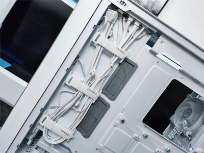 “玻璃房”成行家新宠 为什么装机的终点总能绕回这款全塔侧透机箱？
